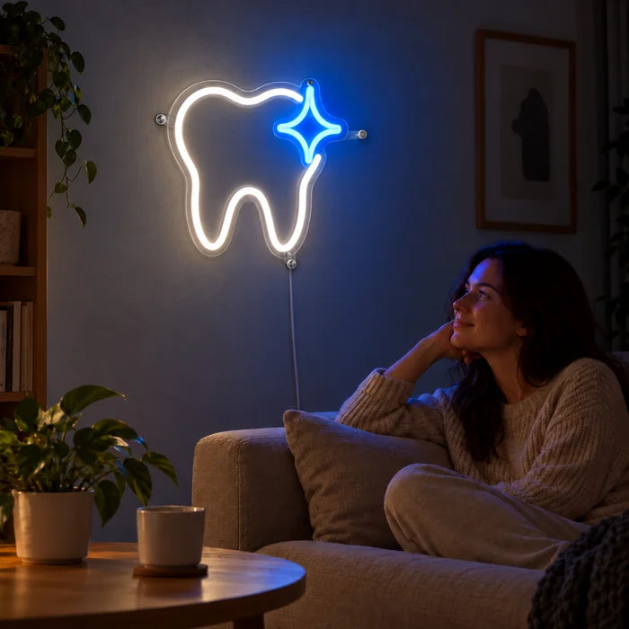لافتة نيون LED السن اللامع، على جدار غرفة المعيشة، وأمامها شخص مسترخٍ على الأريكة