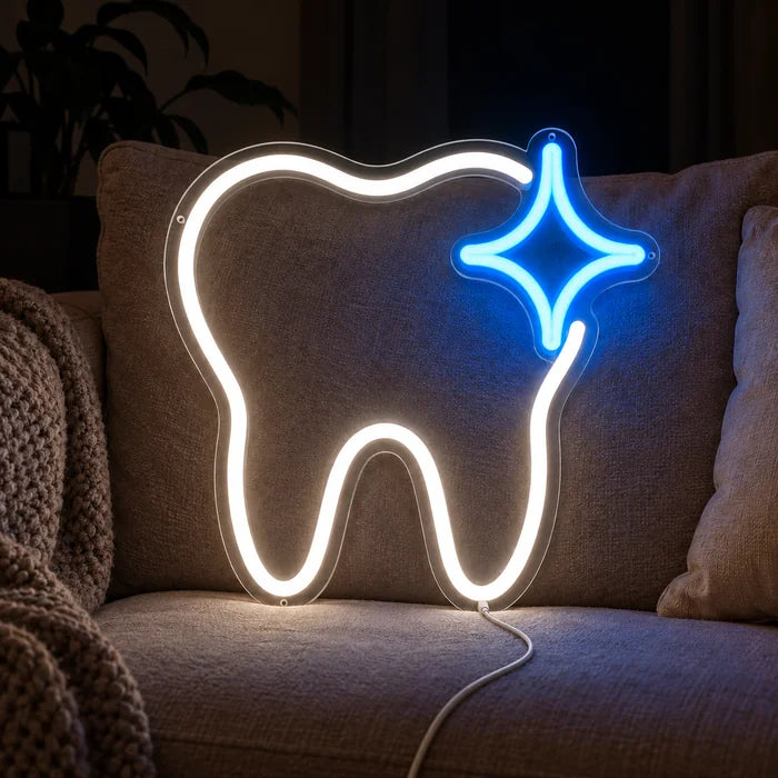 لافتة نيون LED السن اللامع، على أريكة مريحة بين الوسائد والبطانية