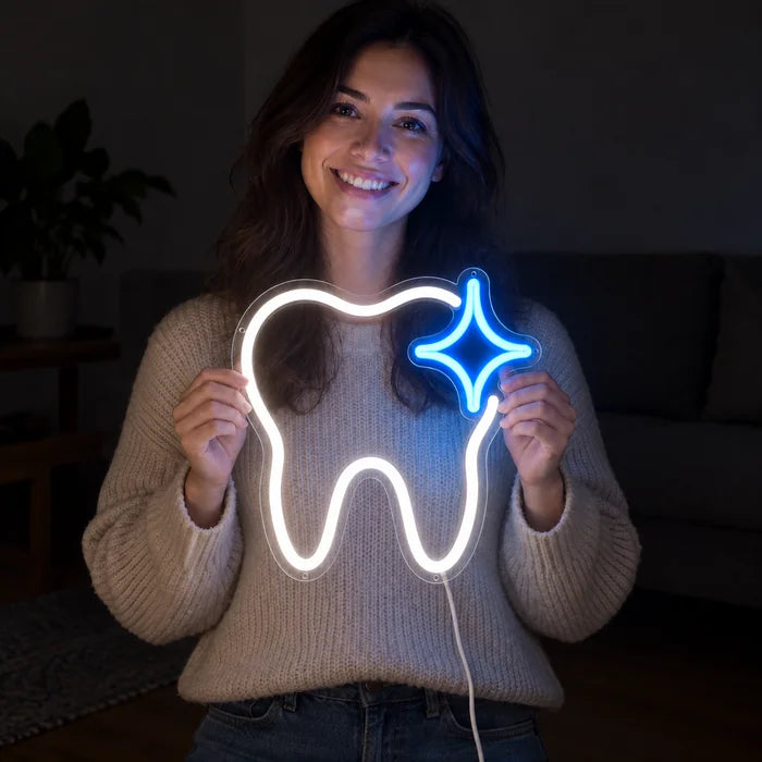 لافتة نيون LED السن اللامع، بين يدي امرأة مبتسمة أمام خلفية داكنة