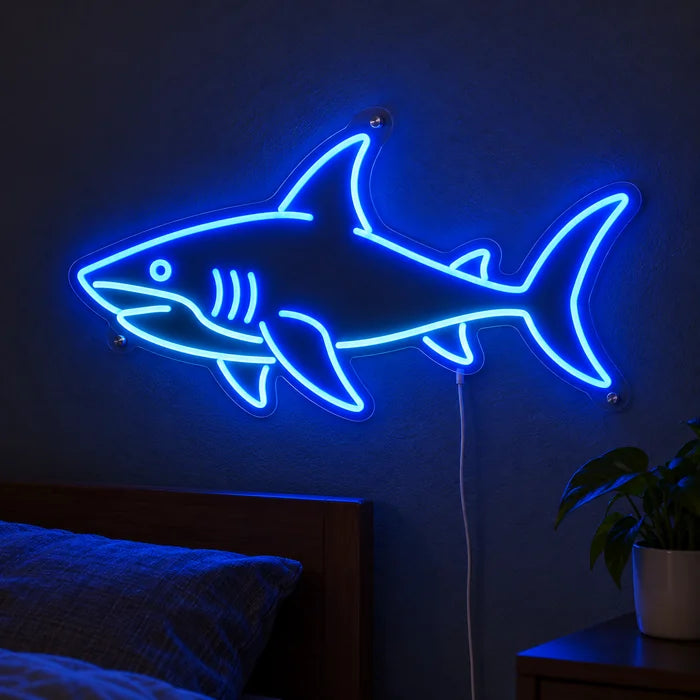 لافتة نيون LED سمكة القرش، مضاءة على جدار داكن، لقطة قريبة مع كابل التوصيل