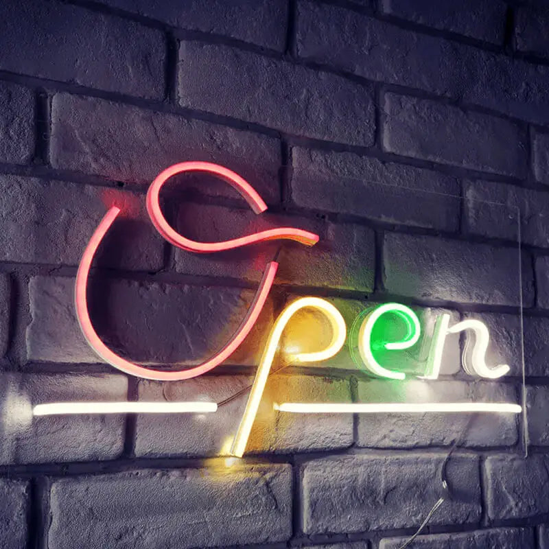 Open Neon LED Schild in Rot, Grün und Weiß, leuchtend an einer dunklen Backsteinwand montiert
