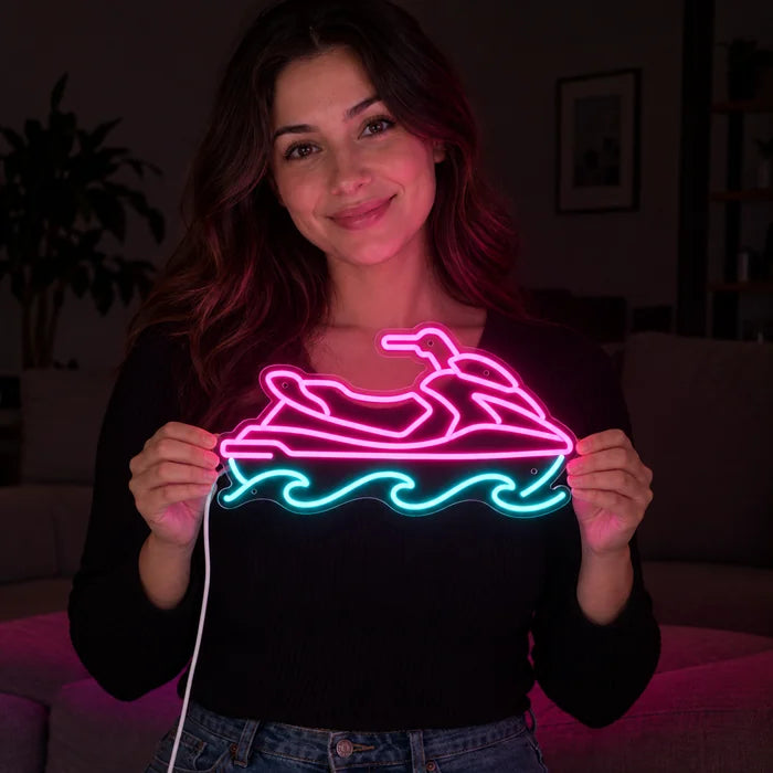 Vesijetti neon LED -kyltti hymyilevän naisen käsissä tummaa taustaa vasten