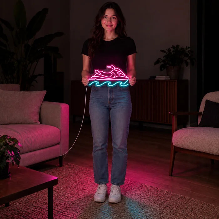 Vesijetti neon LED -kyltti naisen pitelemänä, näyttää koon vartaloon verrattuna