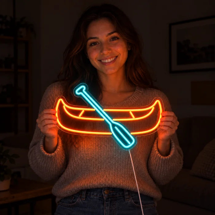 لافتة نيون LED الكانو، بين يدي امرأة مبتسمة أمام خلفية داكنة