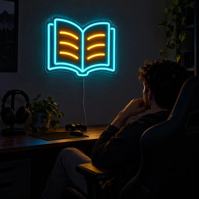 Læsebog neon LED skilt over gaming-skrivebordet, foran en gamer i gamingstolen