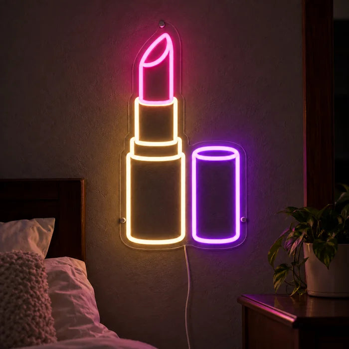 Neonová LED cedule Rtěnka svítící na tmavé stěně, detail s přívodním kabelem