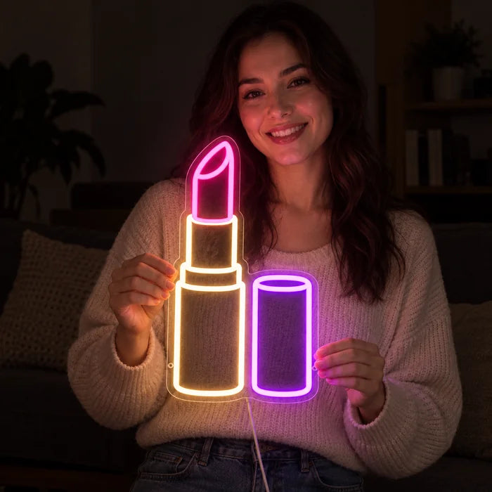 Neonová LED cedule Rtěnka v rukou usmívající se ženy před tmavým pozadím
