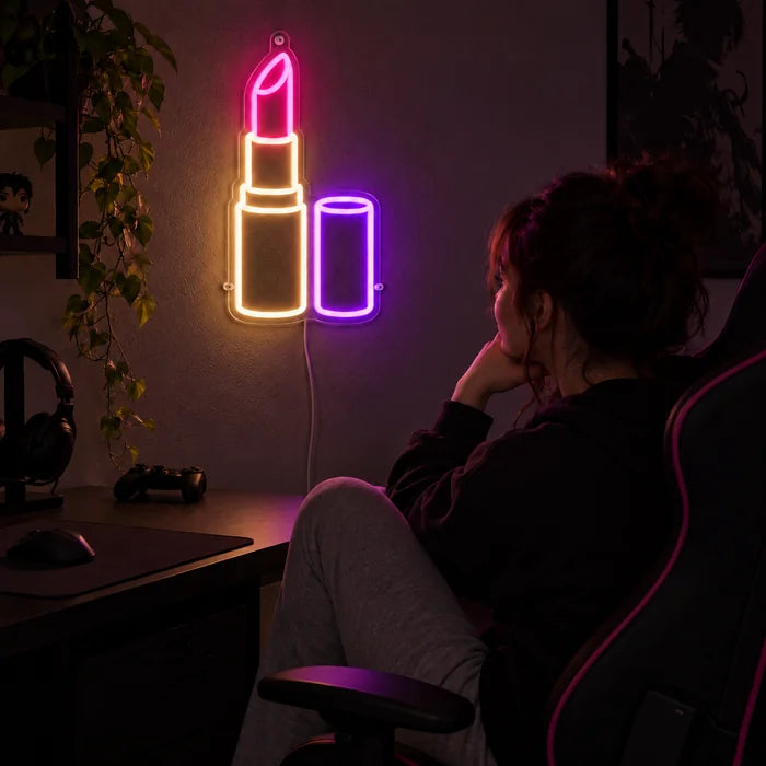 Neonová LED cedule Rtěnka nad herním stolem, před ní hráč v herní židli