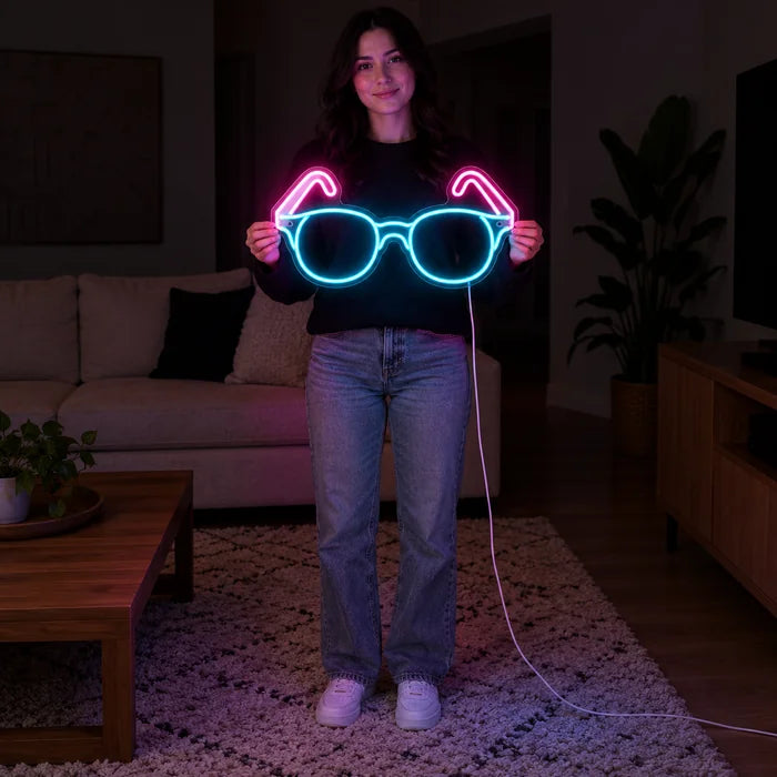 Neonlasit neon LED -kyltti naisen pitelemänä, näyttää koon vartaloon verrattuna