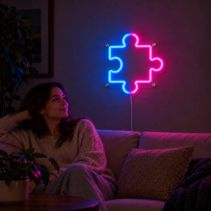 Neon LED bord Puzzelstuk aan de woonkamerwand, ervoor ontspant een persoon op de bank