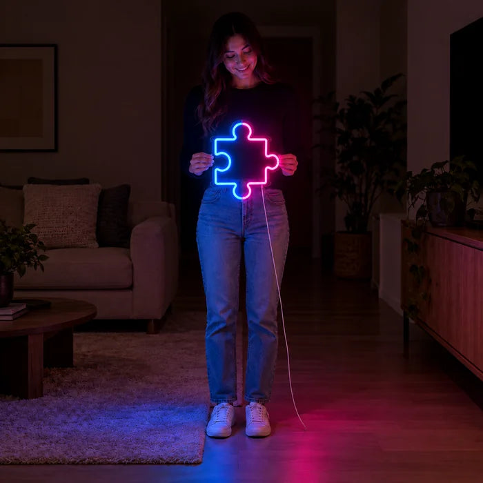 Neon LED bord Puzzelstuk door een vrouw vastgehouden, toont de grootte in verhouding tot het lichaam
