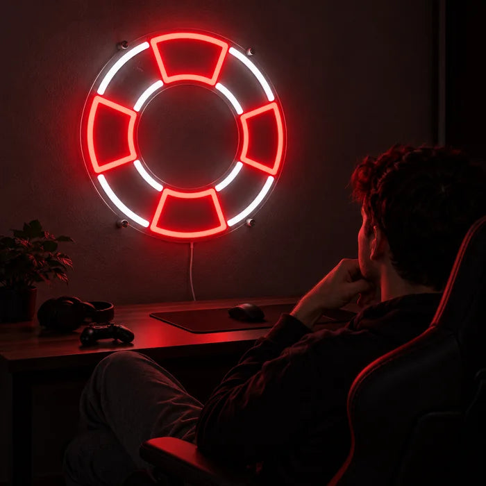 لافتة نيون LED طوق النجاة، فوق مكتب الألعاب، وأمامه لاعب في كرسي ألعاب
