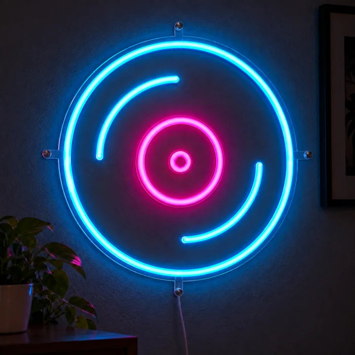 Plak neon LED tabela, karanlık bir duvarda yanarken, bağlantı kablosuyla yakın çekim
