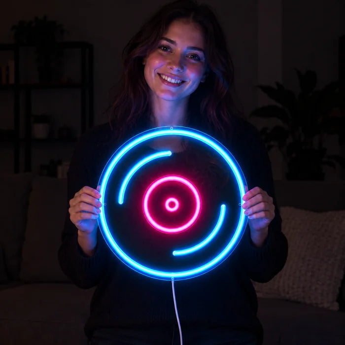 Plak neon LED tabela, karanlık arka plan önünde gülümseyen bir kadının ellerinde