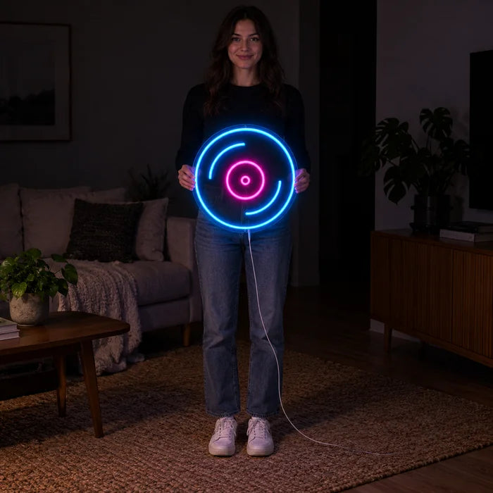 Plak neon LED tabela, bir kadın tarafından tutuluyor, vücuda kıyasla boyutunu gösteriyor