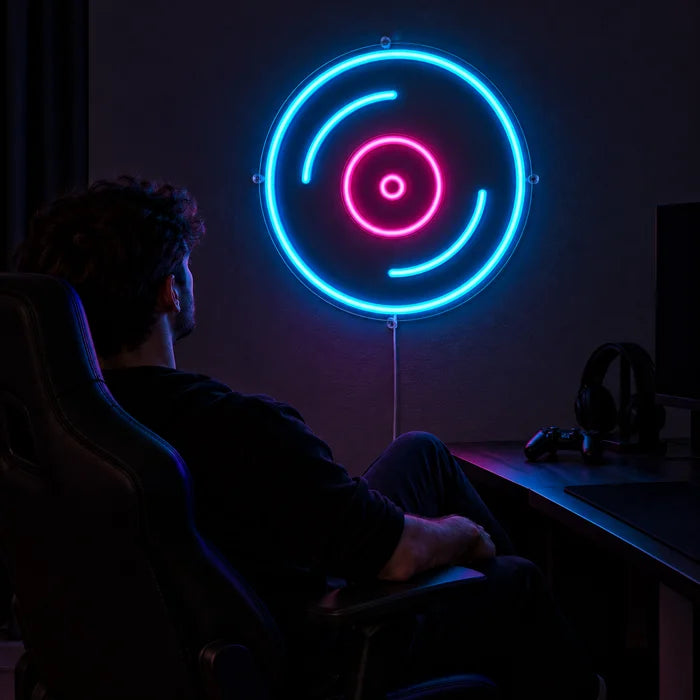 Plak neon LED tabela, oyun masasının üstünde, önünde oyun koltuğunda bir oyuncu