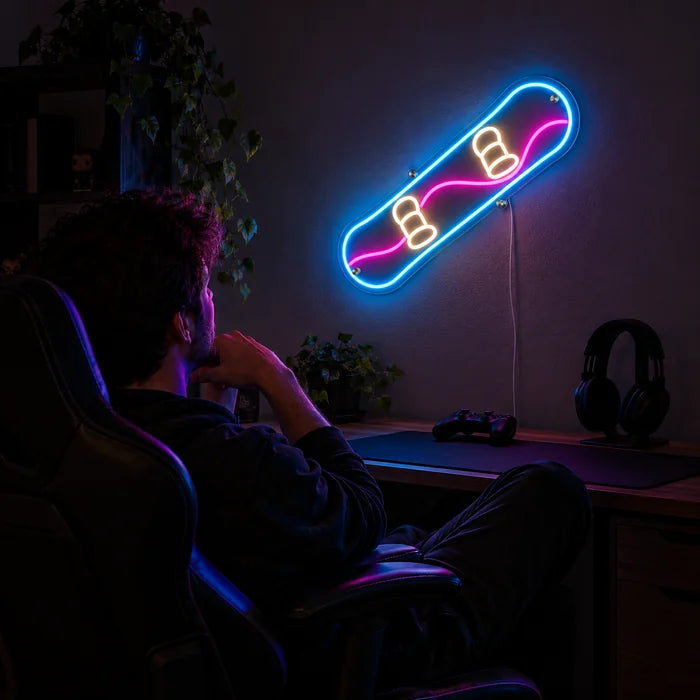 لافتة نيون LED لوح التزلج، فوق مكتب الألعاب، وأمامه لاعب في كرسي ألعاب