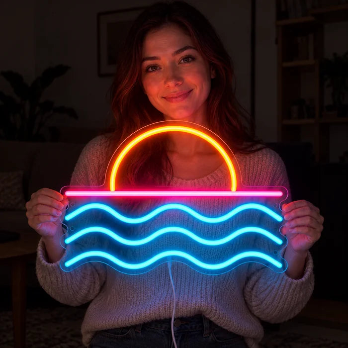 Neonová LED cedule Západ slunce nad mořem v rukou usmívající se ženy před tmavým pozadím