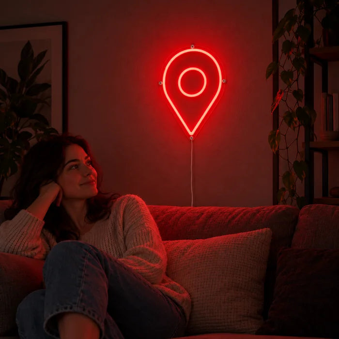 Neonová LED cedule Značka polohy na stěně obývacího pokoje, před ní uvolněně odpočívá osoba na pohovce
