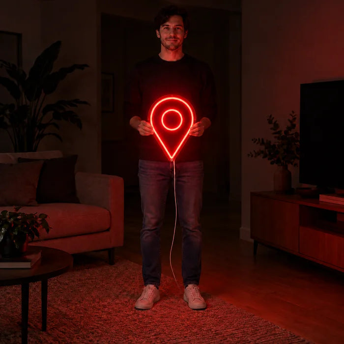 Neonová LED cedule Značka polohy, drží ji žena, ukazuje velikost ve srovnání s tělem