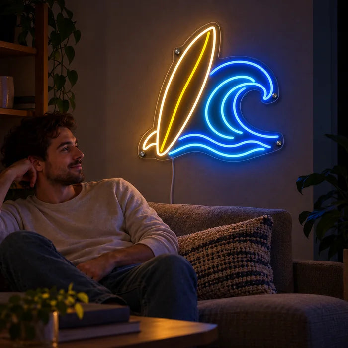Neon LED bord Surfplank en golf aan de woonkamerwand, ervoor ontspant een persoon op de bank