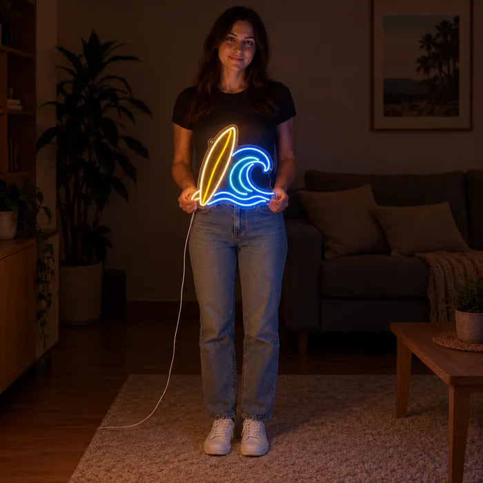 Neon LED bord Surfplank en golf door een vrouw vastgehouden, toont de grootte in verhouding tot het lichaam