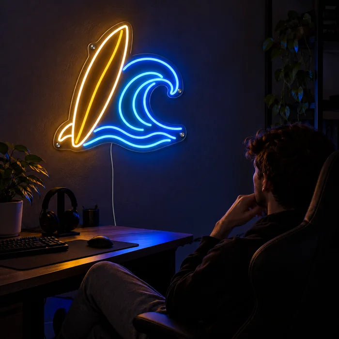 Neon LED bord Surfplank en golf boven het gamingbureau, ervoor een speler in een gamingstoel