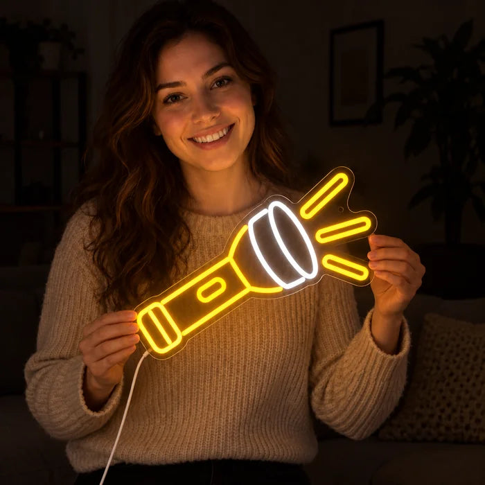 שלט ניאון LED פנס בידיה של אישה מחייכת מול רקע כהה
