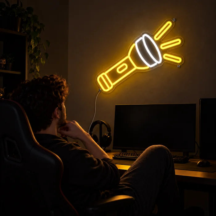 שלט ניאון LED פנס מעל שולחן הגיימינג, לפניו שחקן בכיסא גיימינג