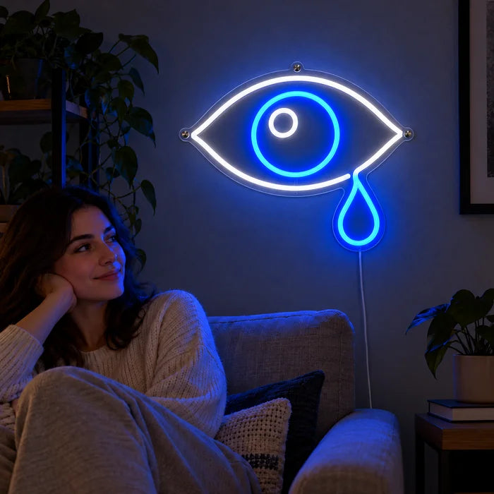 Tåreøje neon LED skilt på stuevæggen, foran slapper en person af på sofaen