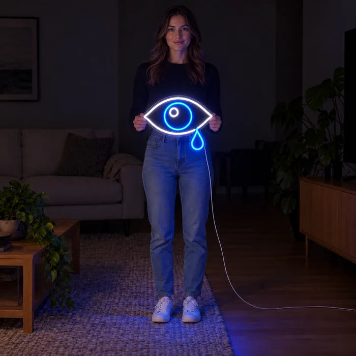 Tåreøje neon LED skilt holdt af en kvinde, viser størrelsen i forhold til kroppen