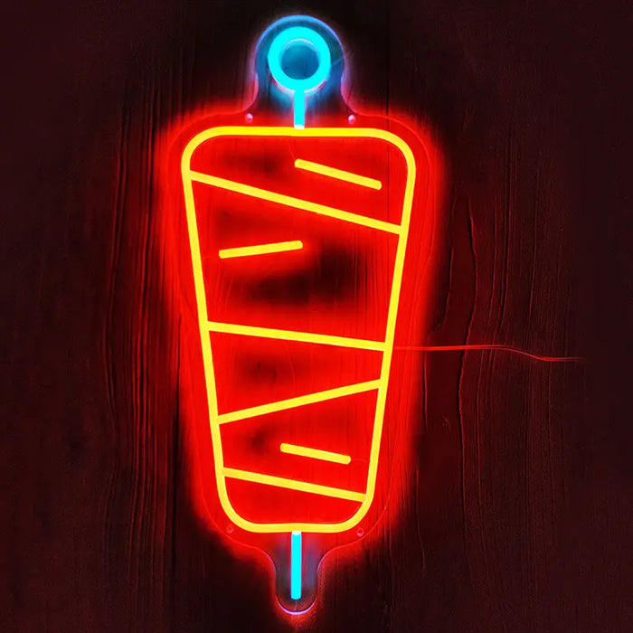 Neon LED-skilt Kebabspyd i oransje og blått, lysende og montert på en mørk trevegg