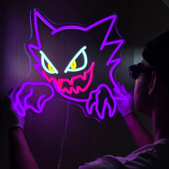 Geist Neon LED Schild bei der Wandmontage, violette Konturlinie und das weiß-gelbe Augenpaar leuchten kräftig