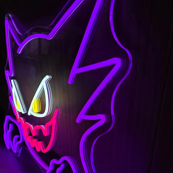 Geist Neon LED Schild in der Schrägansicht, LED-Neon-Flex auf klarem Acryl mit Zackenkontur und Blitzlinie