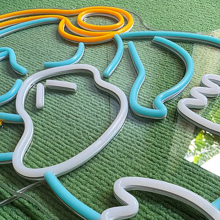 Entenfigur Neon LED Schild im Detail, goldener Kopfhörerbogen und weiße Schnabelkontur bei ausgeschaltetem Licht