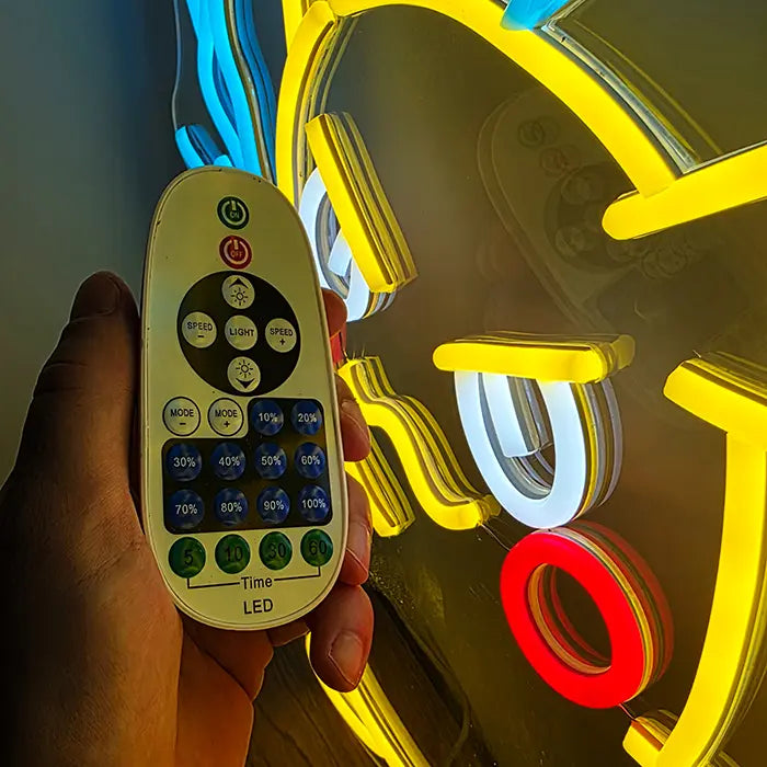 Blitz-Maus Neon LED Schild mit weißer Dimmer-Fernbedienung davor, Helligkeitsstufen und Timertasten gut lesbar