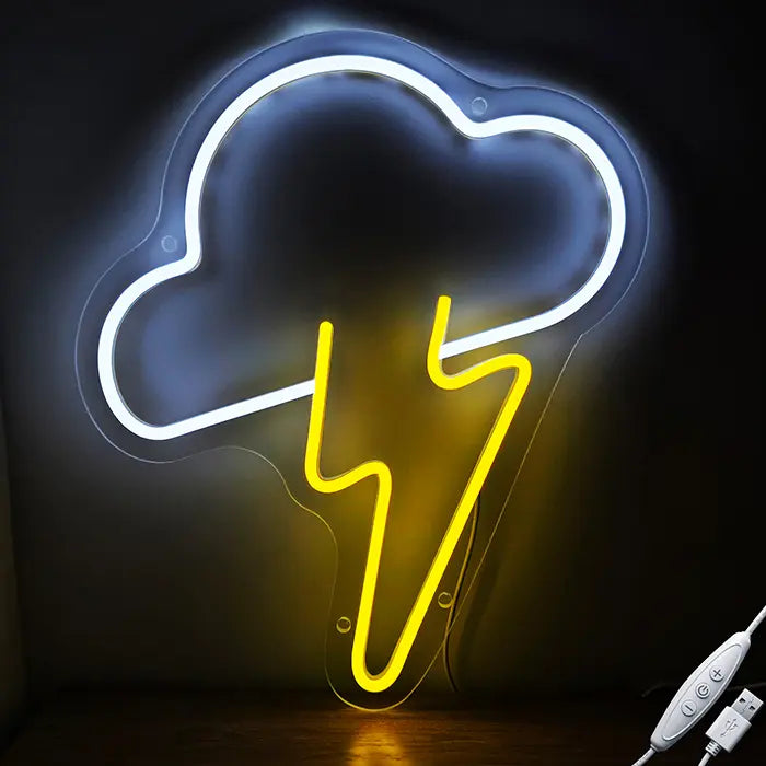 Wolken-Blitz Neon LED Schild an dunkler Wand, weiße Wolke mit gelben Blitzen und USB-Dimmer am Kabel