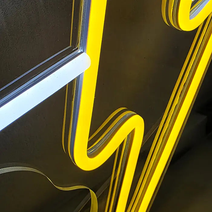 Wolken-Blitz Neon LED Schild in extremer Nahaufnahme: gelber Blitzschlauch neben weißem Neon-Flex