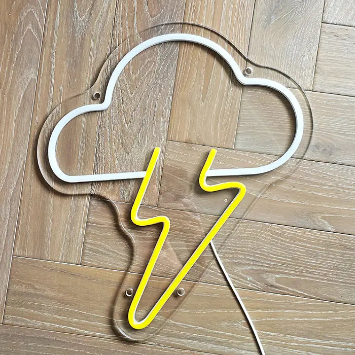 Wolken-Blitz Neon LED Schild ausgeschaltet auf Holzboden, klare Acrylplatte in Wolkenform sichtbar