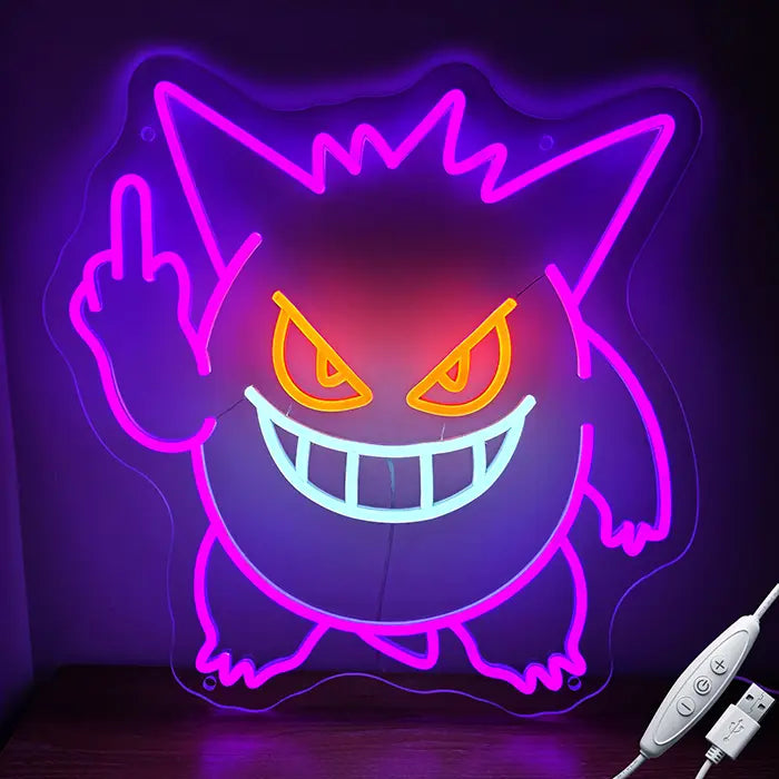 Geisterfigur Neon LED Schild leuchtet an dunkler Wand, daneben das USB-Kabel mit Inline-Dimmer