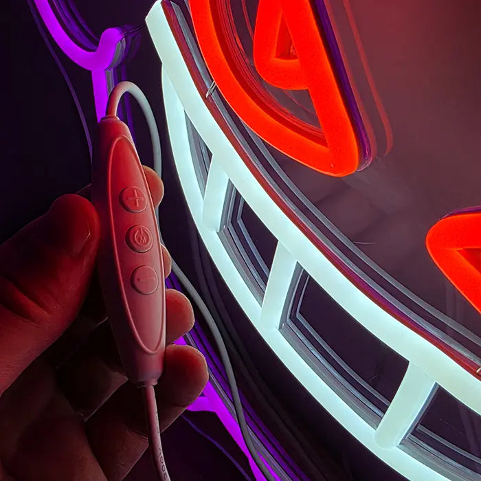 Geisterfigur Neon LED Schild mit Inline-Dimmer am weißen Kabel, Tasten für Helligkeit und Ein/Aus