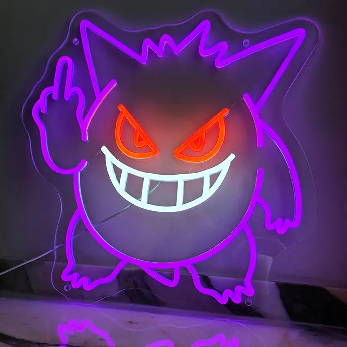 Geisterfigur Neon LED Schild leuchtet auf heller Ablage, Rosa und Lila strahlen auf den Untergrund