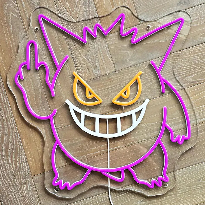 Geisterfigur Neon LED Schild ausgeschaltet auf hellem Holzboden, transparente Acrylplatte sichtbar