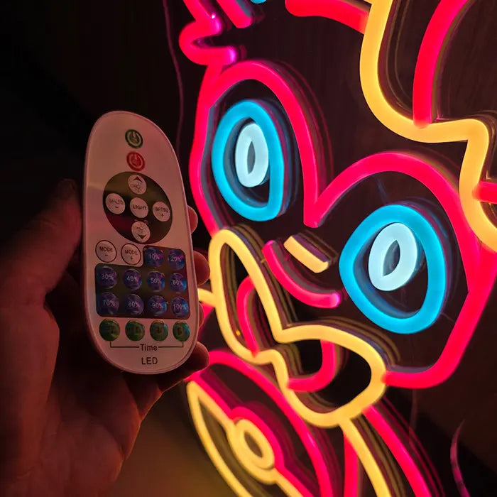 Fantasietier Neon LED Schild mit weißer Fernbedienung für Dimmstufen, Timer und Blinkmodi in der Hand