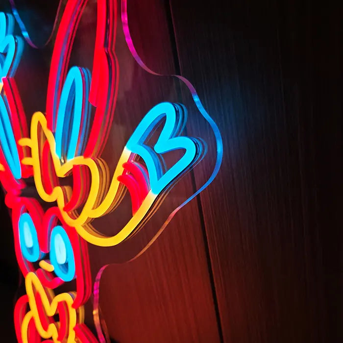 Fantasietier Neon LED Schild schräg von der Seite, die klare Acrylkante folgt exakt dem Motivumriss