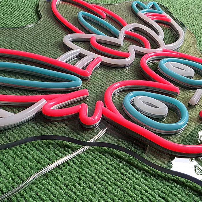 Fantasietier Neon LED Schild aus der Nähe im ausgeschalteten Zustand mit grauem Anschlusskabel