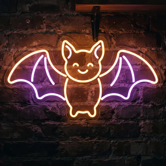 Fledermaus Neon LED Schild in Nahaufnahme an einer rustikalen Backsteinwand unter einem Wandregal