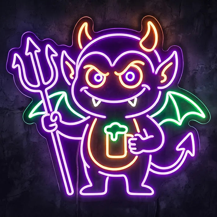 Teufel Neon LED Schild mit Bier, Dreizack und grünen Flügeln in Lila und Orange vor dunkler Betonwand