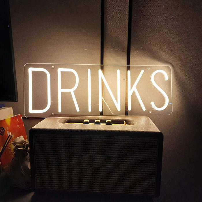 Drinks 네온 LED 사인, 흰색, 투명 아크릴 판 위의 DRINKS 글자, 벽에서 점등