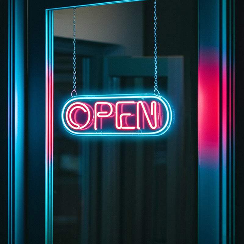 Open Cyberpunk Leuchtschild – Sci-Fi Schaufenster-Deko für Boutiquen